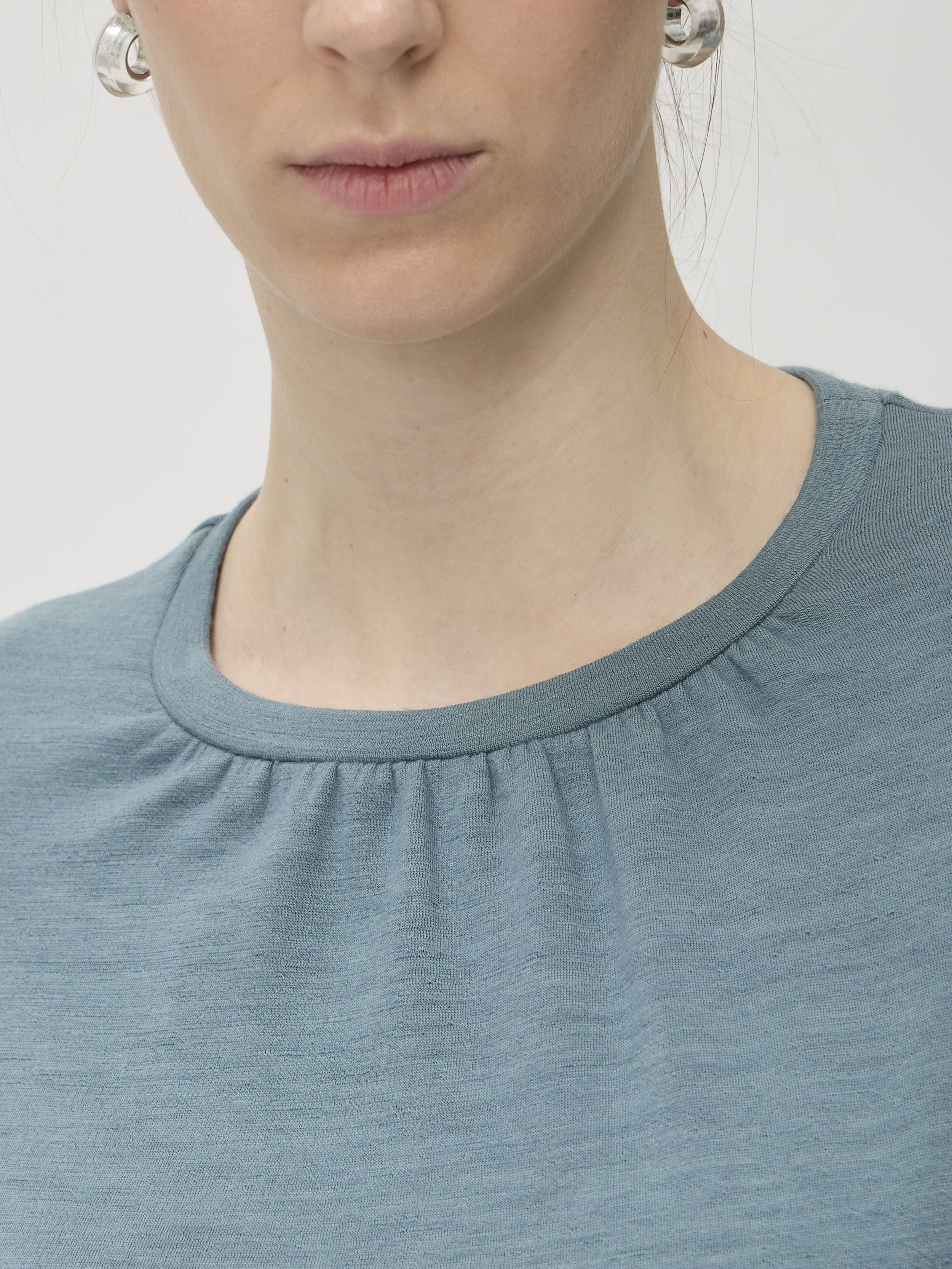 Blouse Wrinkled Neckline in Darfo 1200 Green Blue – close-up of wrinkled neckline detail – ELISE GUG