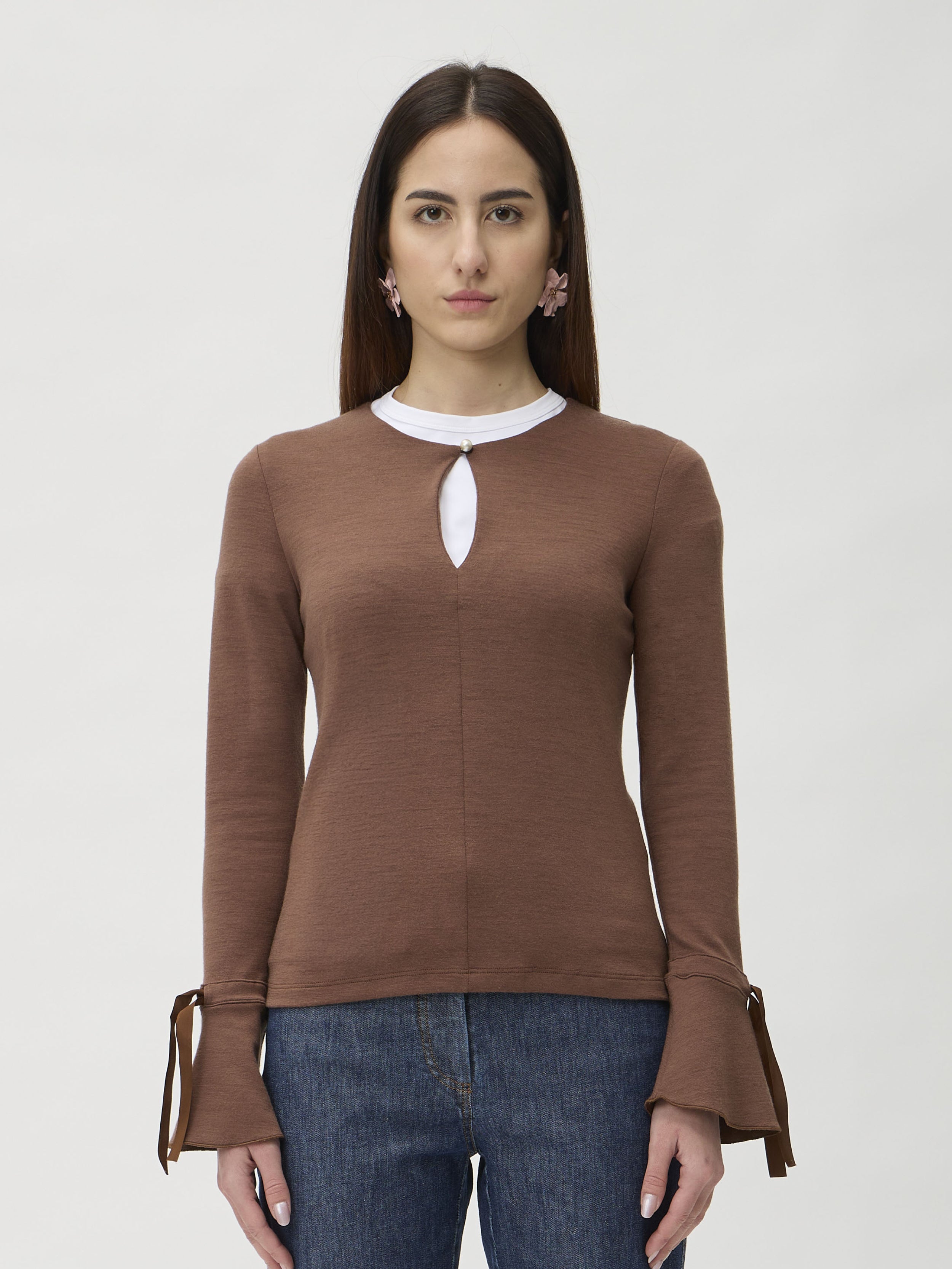 Blouse with Sleeve Ribbon in Darfo 1202 Ambra – worn by model, front detail