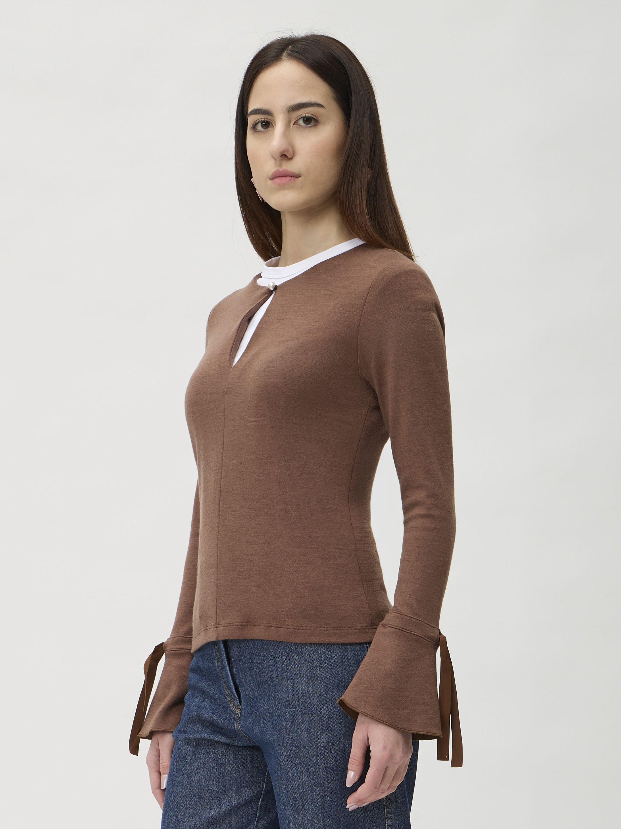 Blouse with Sleeve Ribbon in Darfo 1202 Ambra – worn by model, side view