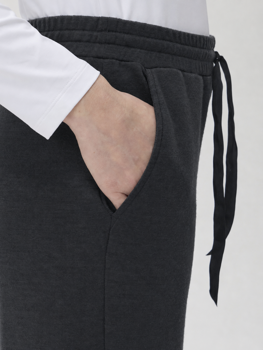 Straight-Legged Trousers in Darfo – 4026 Black