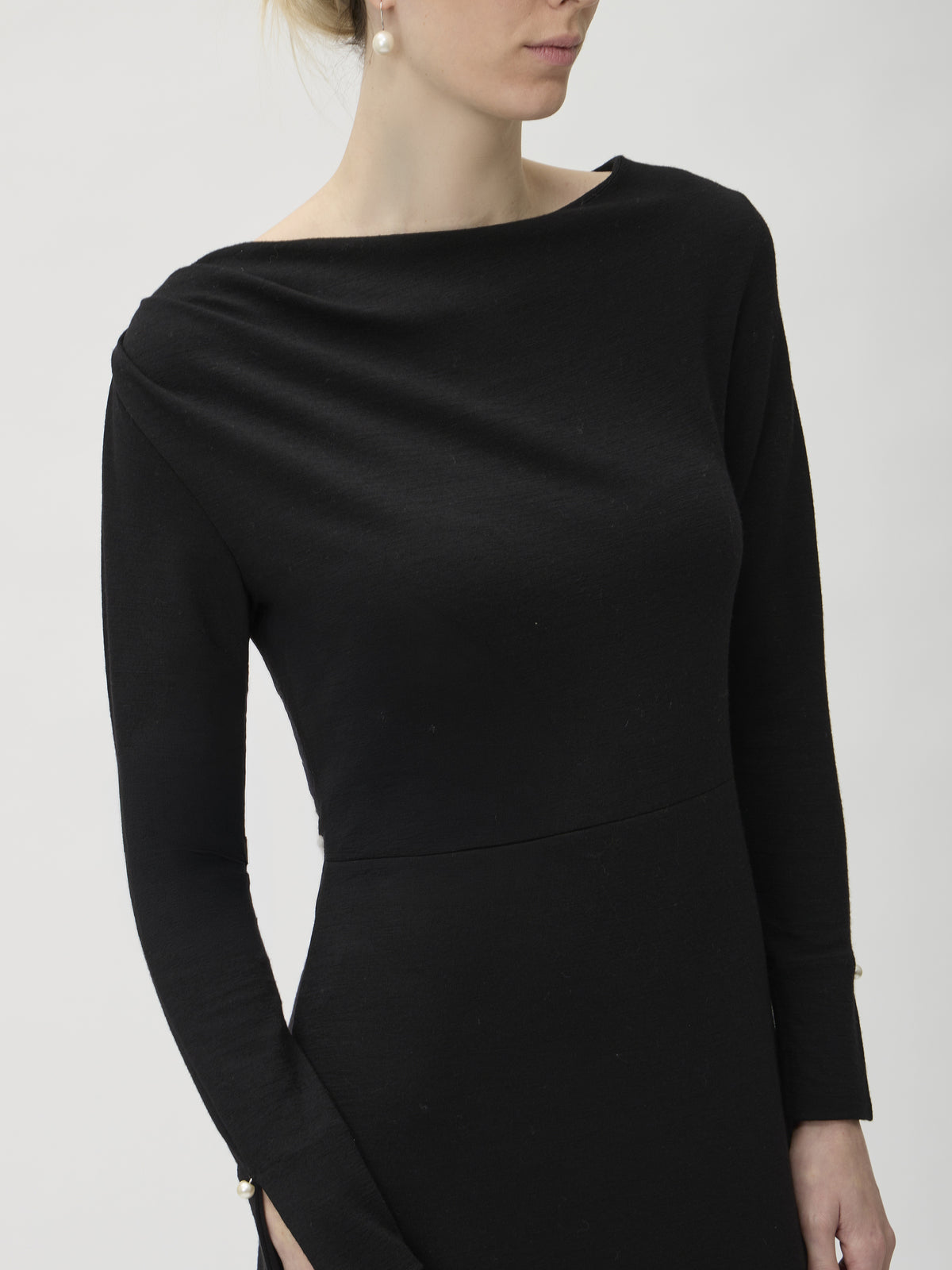 Dress Pleated Shoulder in Darfo – 9523 Black