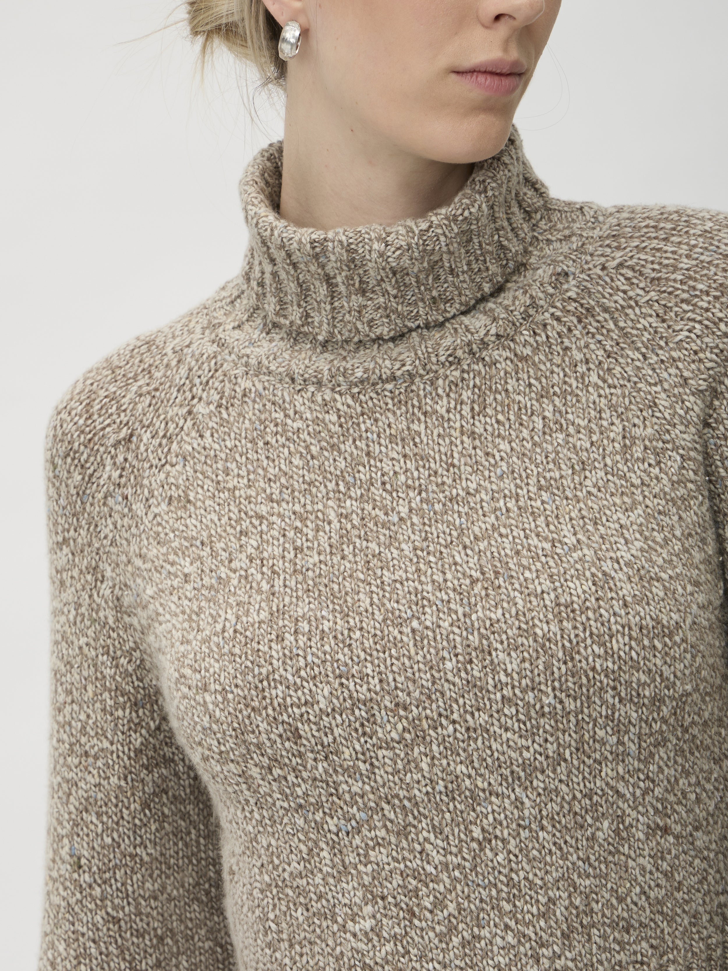 LISE GUG Sweater with High Collar in Dixit 7083 Beige Melange – close-up of turtleneck and melange knit texture