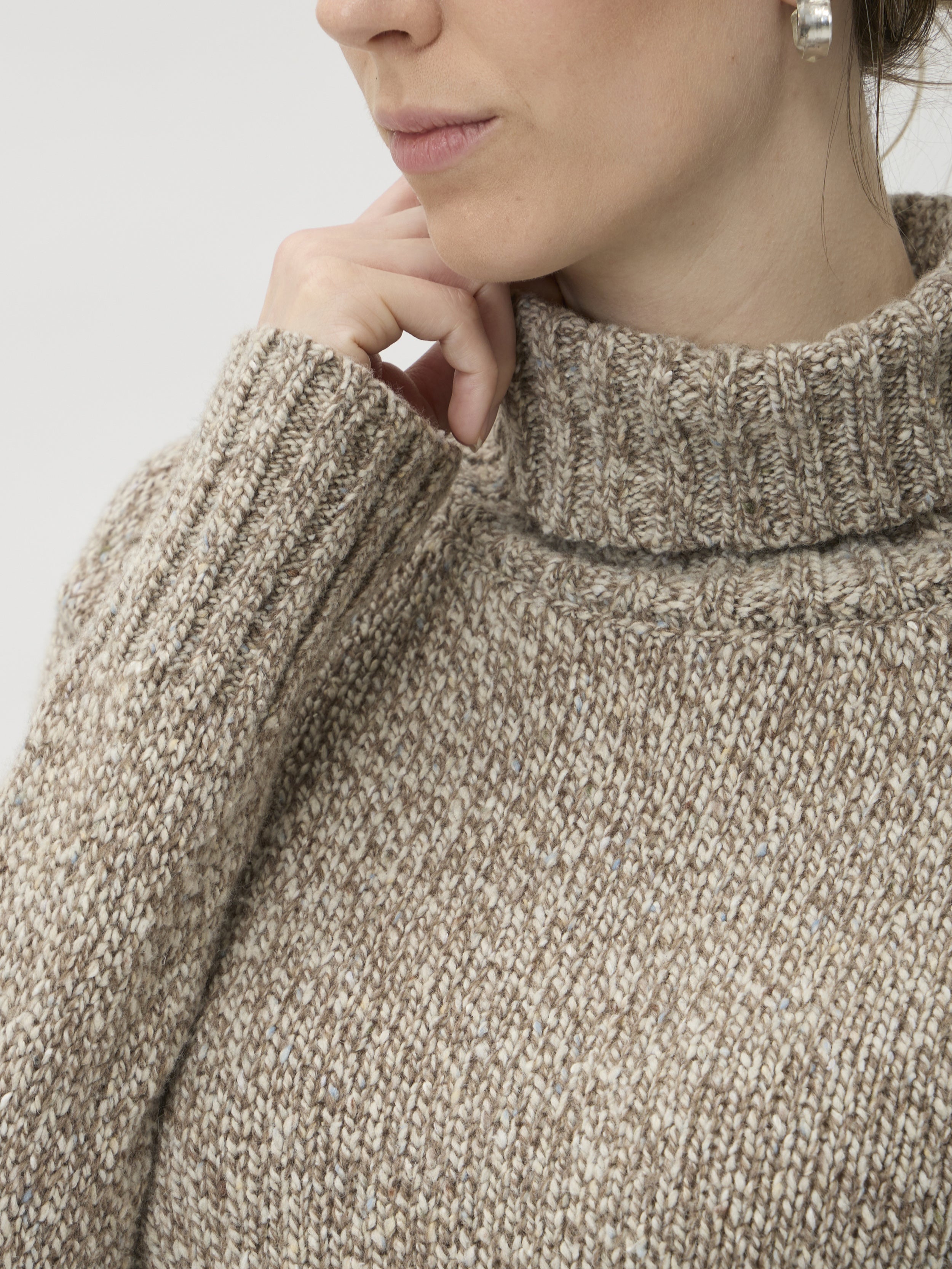 ELISE GUG Sweater with High Collar in Dixit 7083 Beige Melange – close-up of turtleneck collar and knit detail