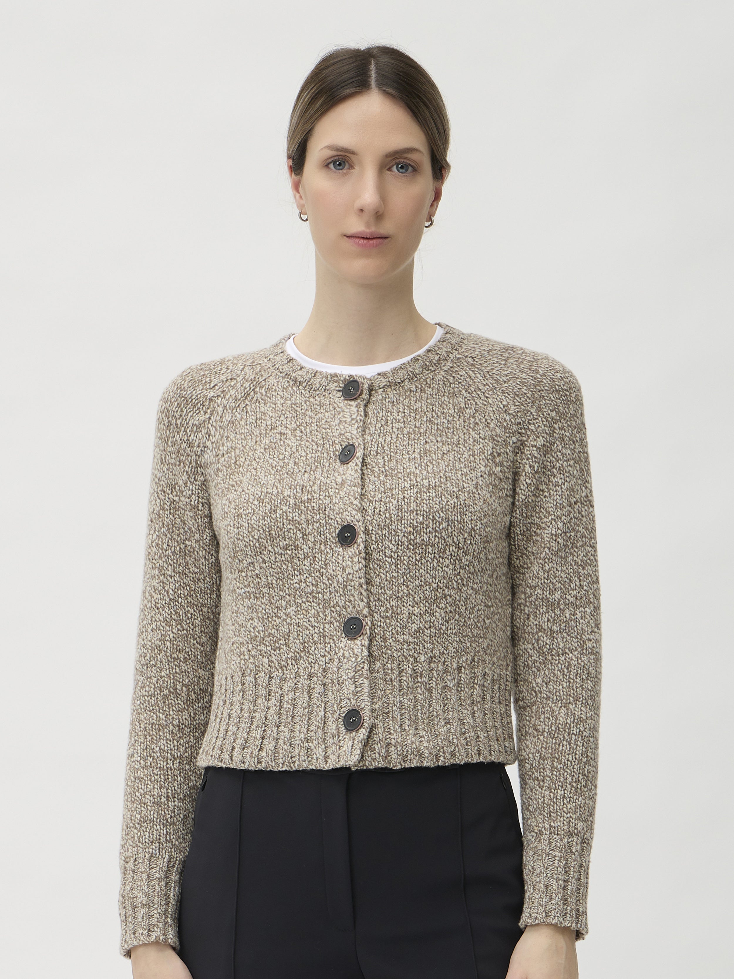 ELISE GUG Cardigan in Dixit 7084 Beige Melange – front view with button detail