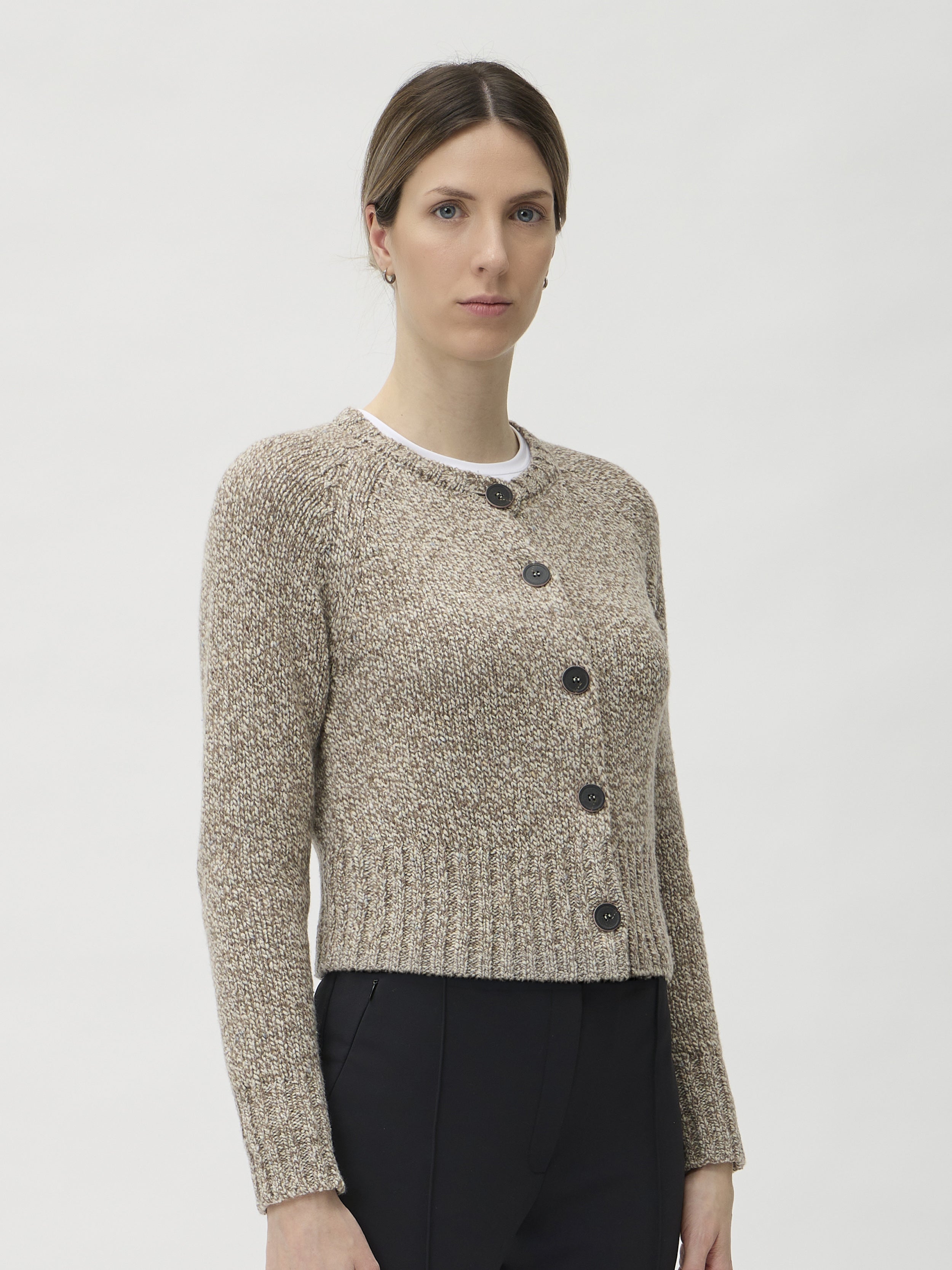 ELISE GUG Cardigan in Dixit 7084 Beige Melange – side view