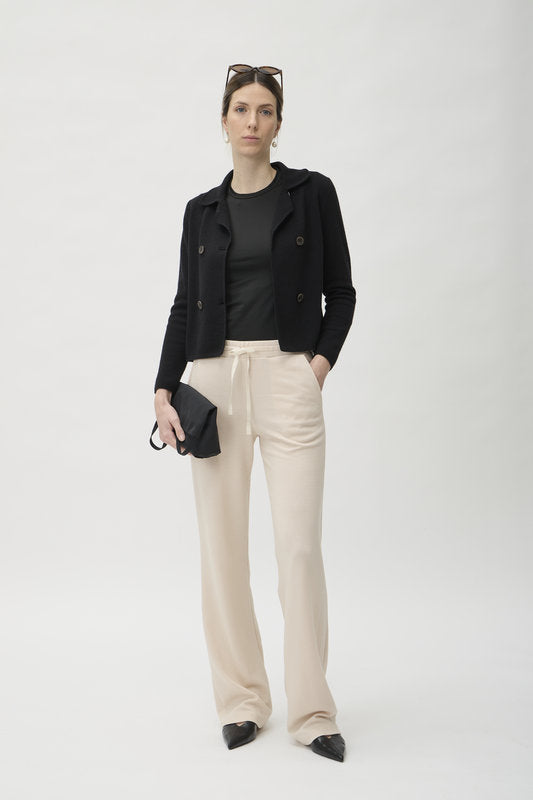 Full length styling – sort jakke med cremebukser
