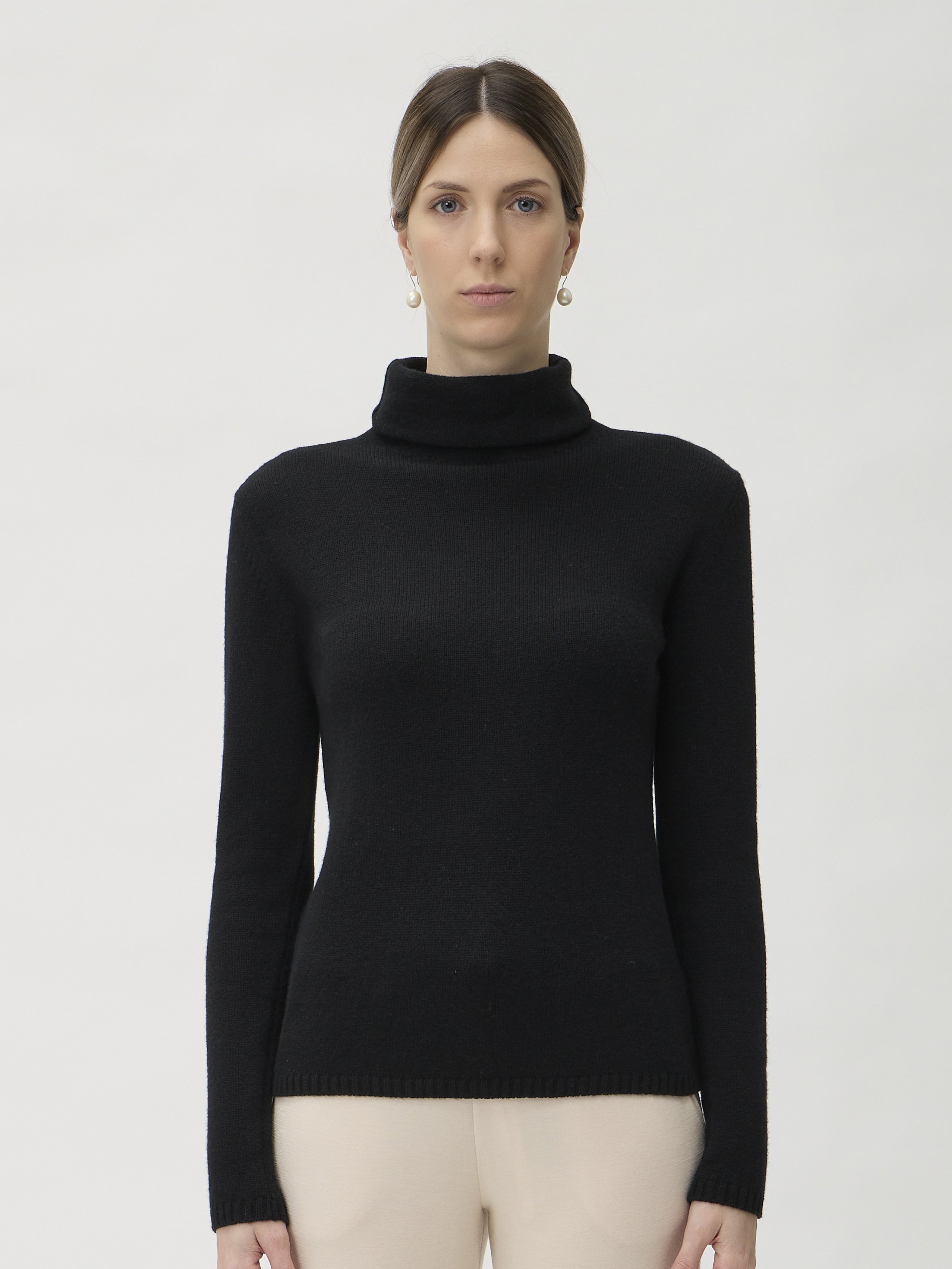 ELISE GUG Sweater Dolce Vita in Matis 7066 Black – front view showing turtleneck and slim fit silhouette