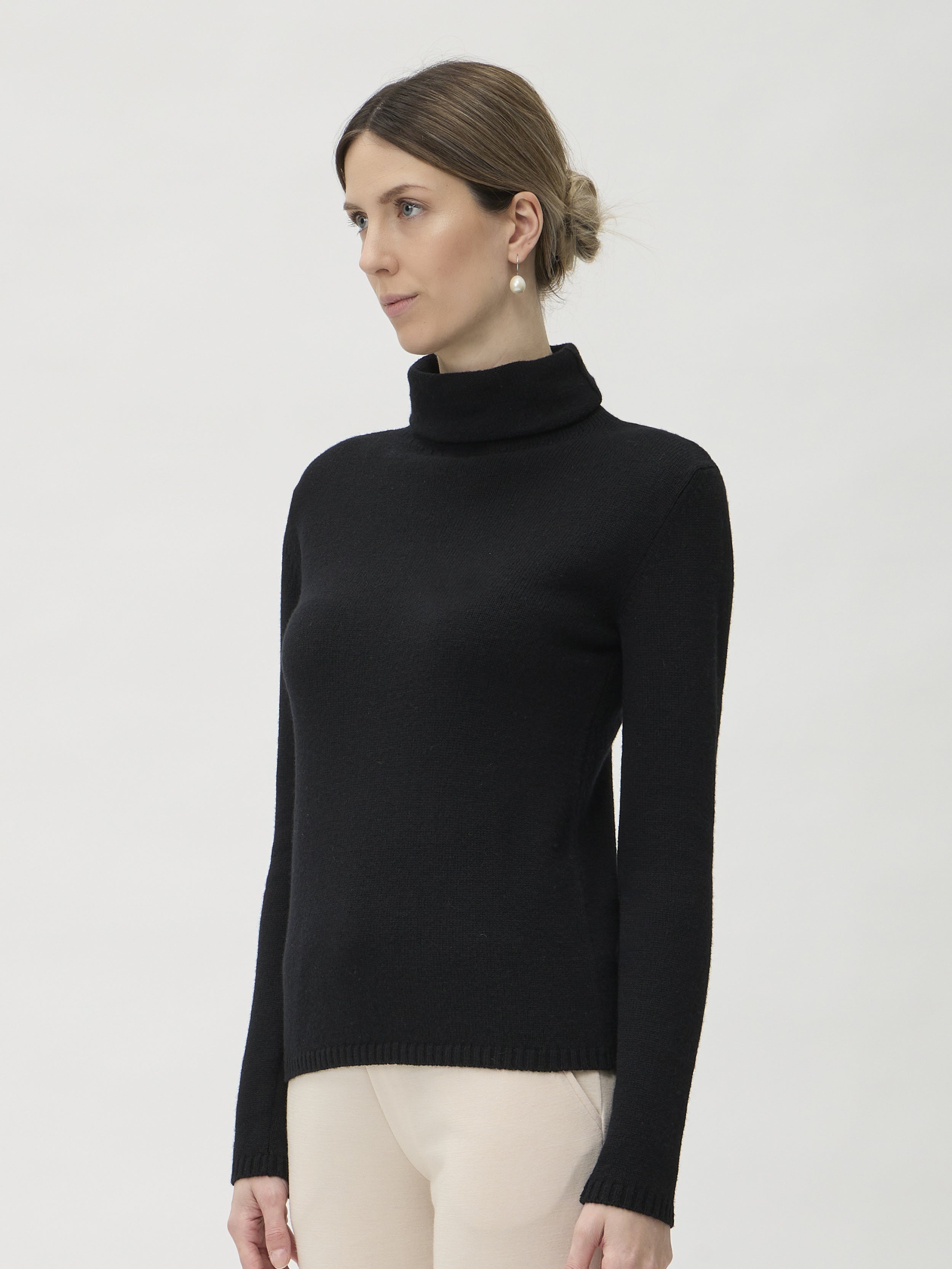 ELISE GUG Sweater Dolce Vita in Matis 7066 Black – side view showing turtleneck and fitted knit silhouette