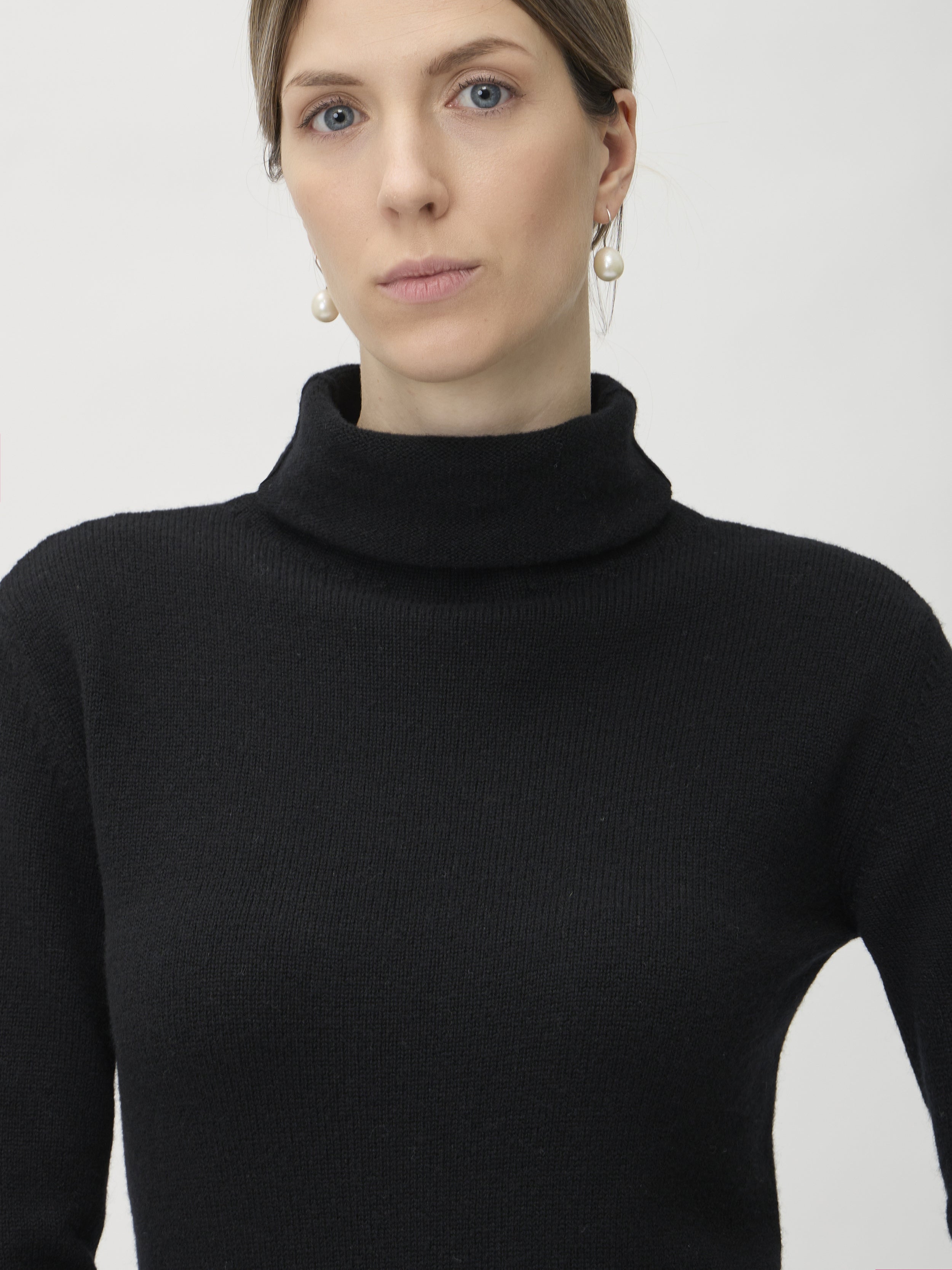 ELISE GUG Sweater Dolce Vita in Matis 7066 Black – close-up of turtleneck and fine merino knit texture