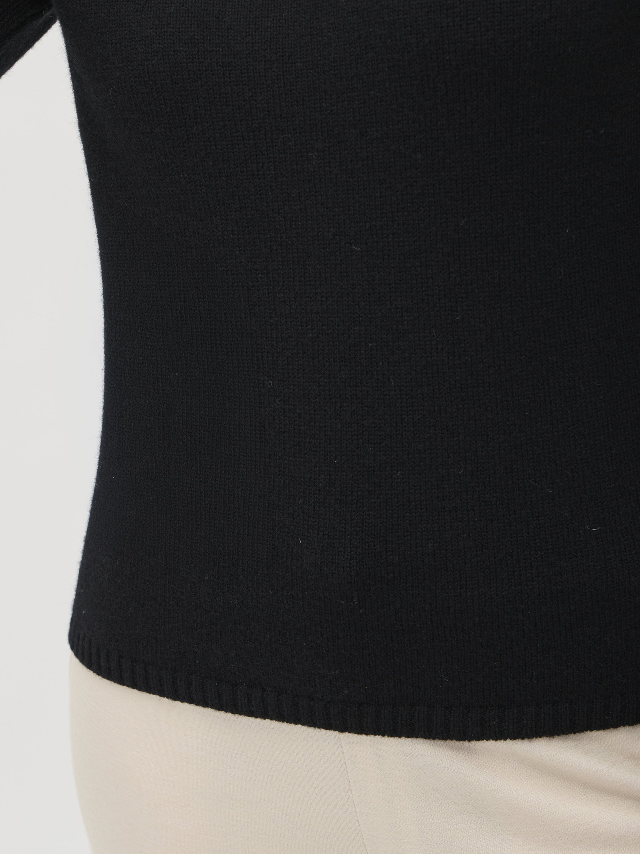ELISE GUG Sweater Dolce Vita in Matis 7066 Black – close-up of ribbed cuff and knit detail