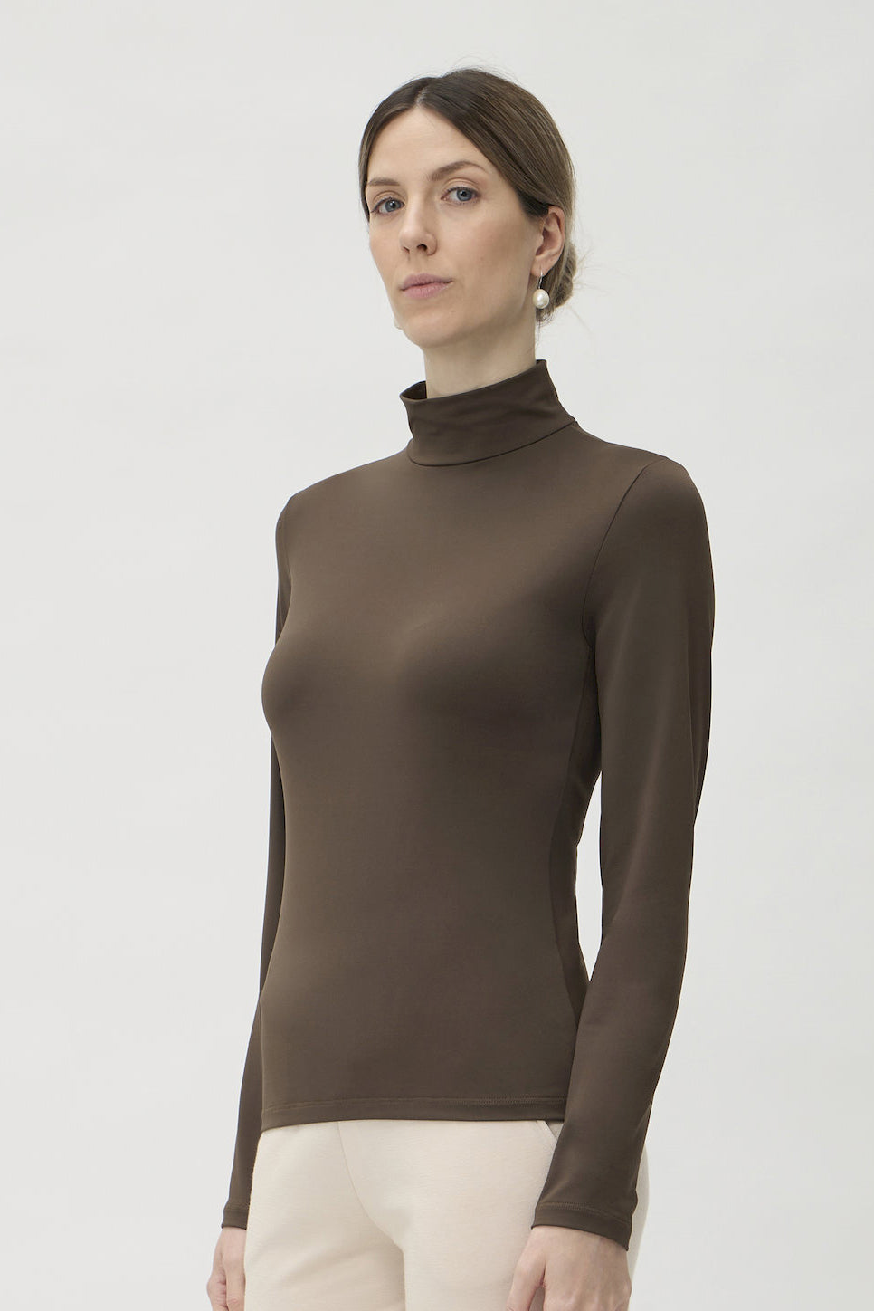 T-Shirt High Neck in Nair – 1203 Cioccolato