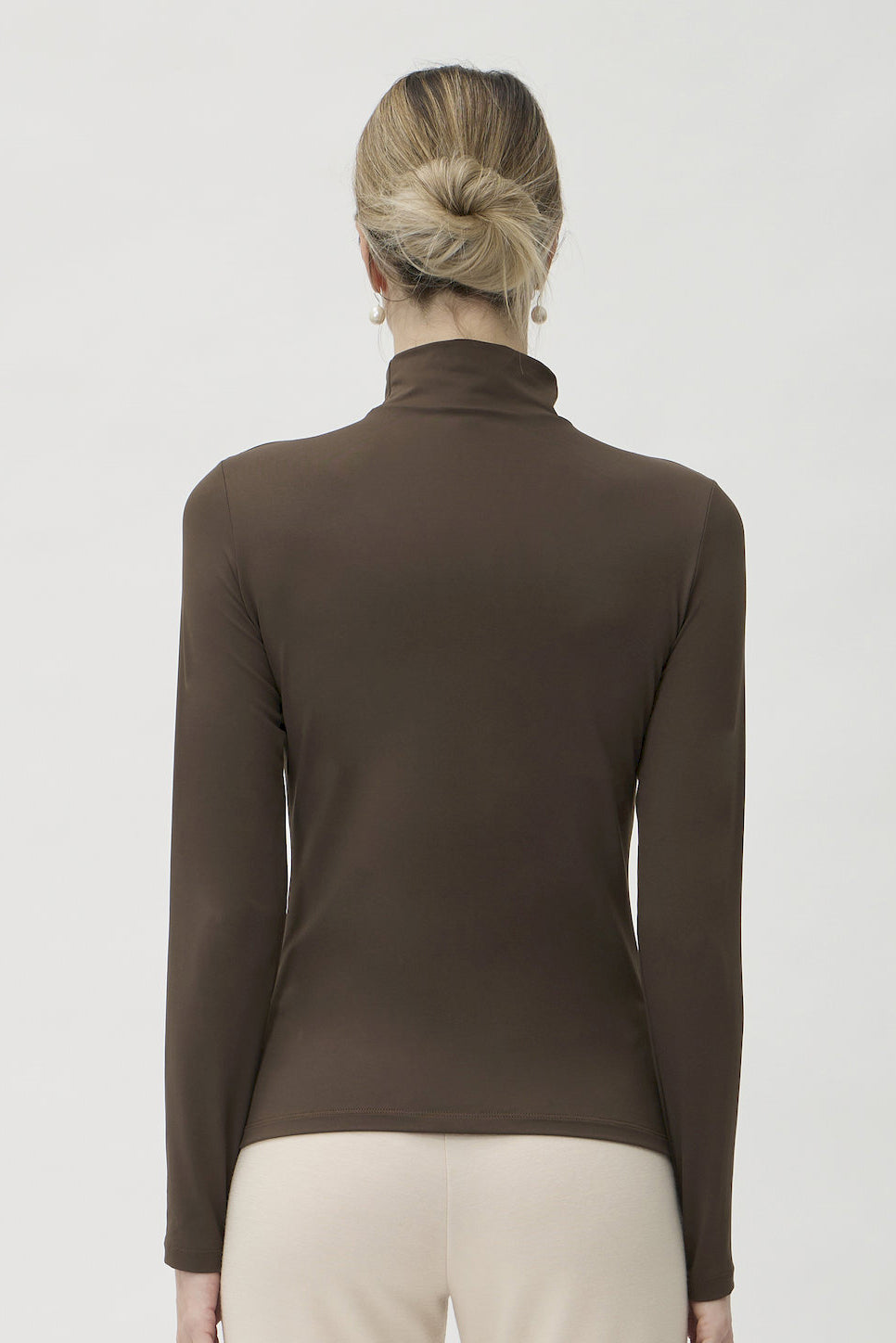T-Shirt High Neck in Nair – 1203 Cioccolato