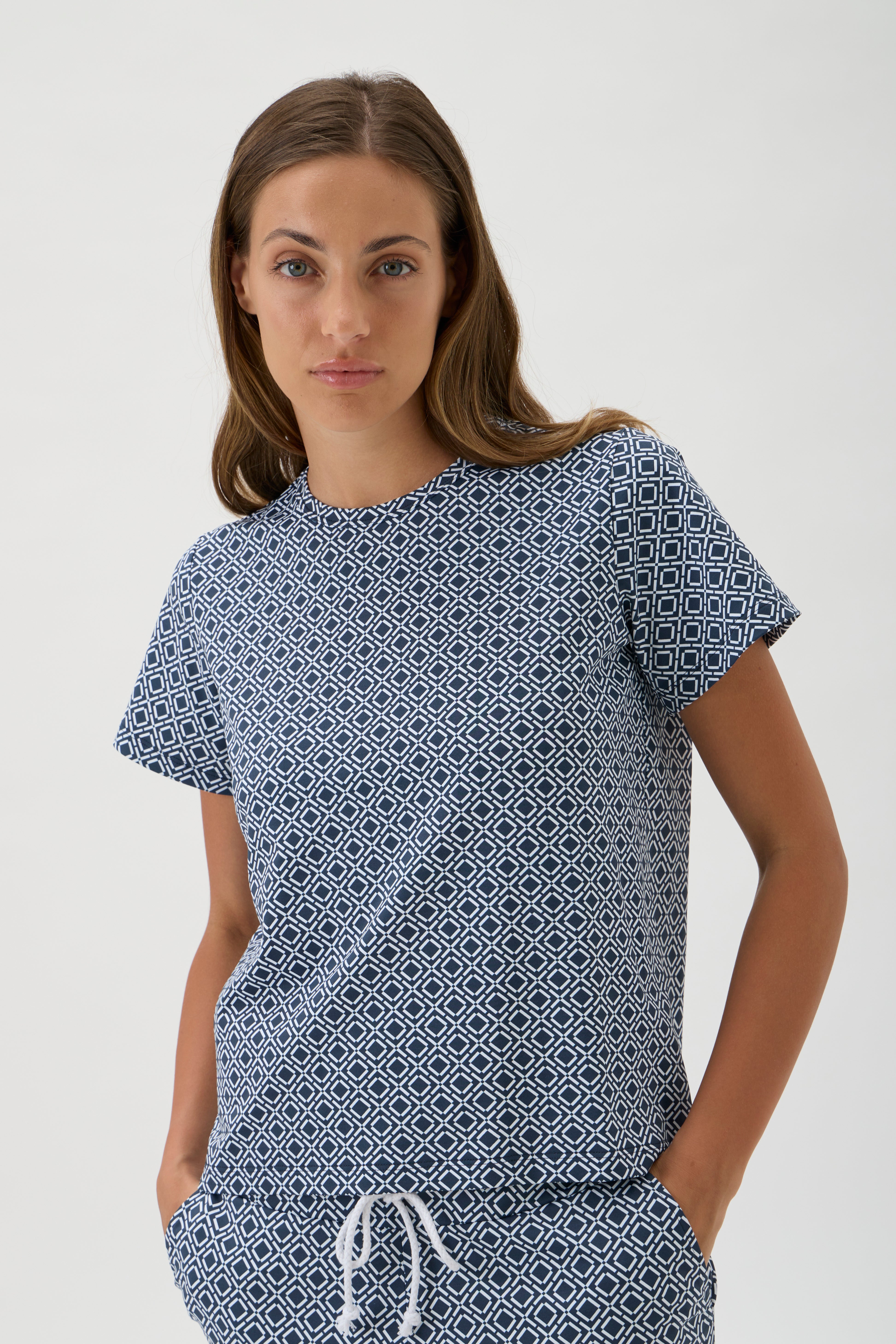 Luxury casualwear look with printed T-shirt, matching shorts and sunglasses