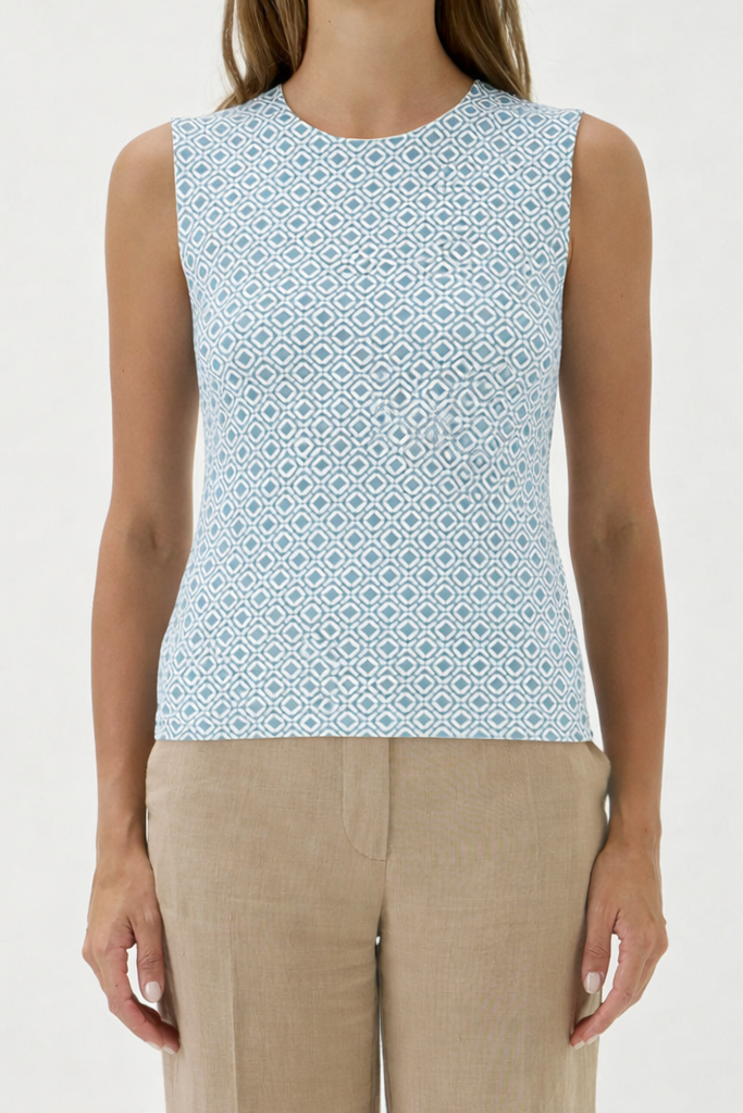 Elegant fitted sleeveless top in Print Light Blue