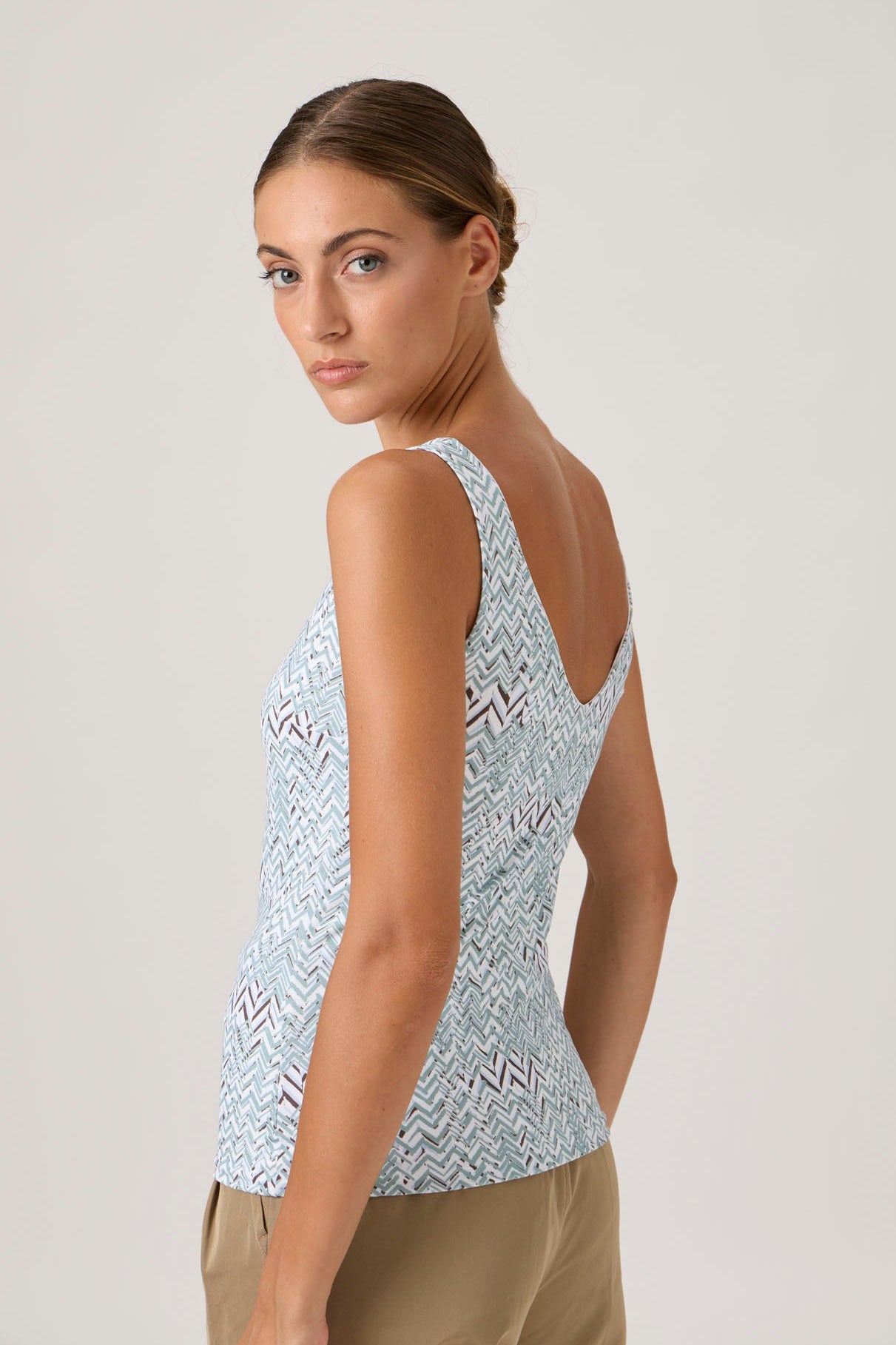 Elise Gug double-layer tank top NILO Print Verde – close-up back V-neckline detail on model