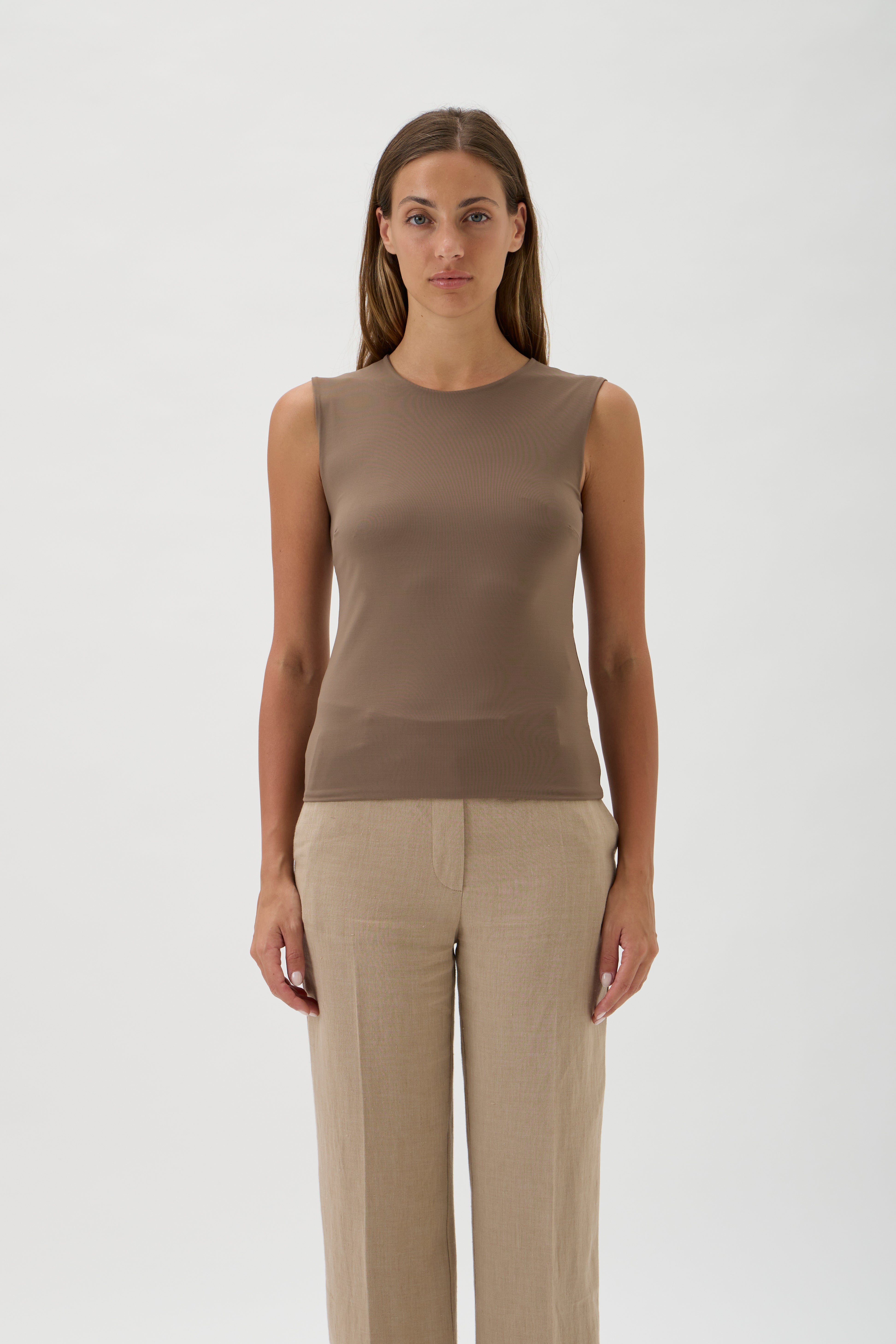 Minimalist sleeveless microfiber top with crew neck in Nocciola / nut colour