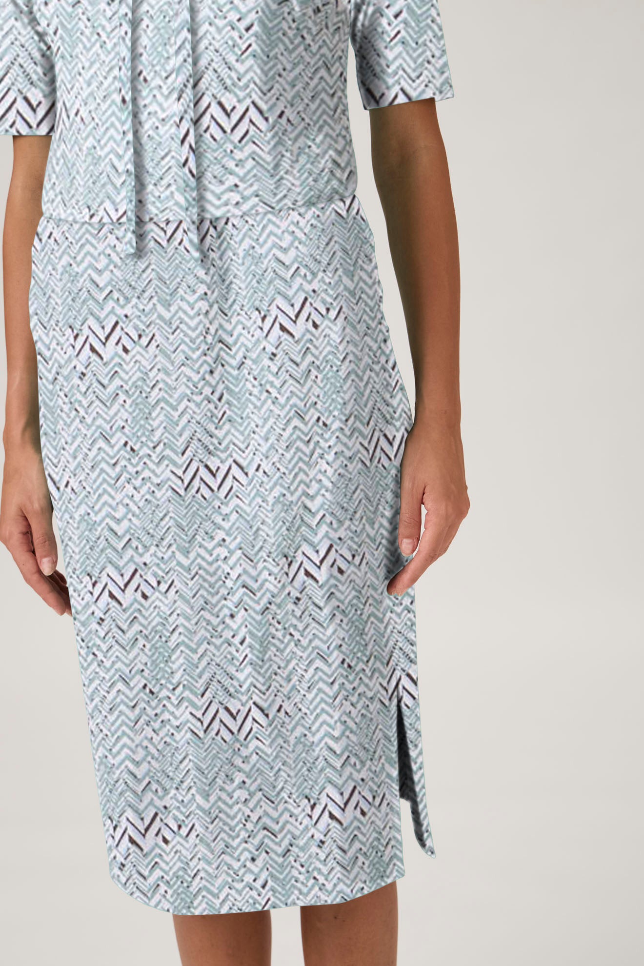 Refined Knee-Length Skirt with Subtle Slit - Print Verde