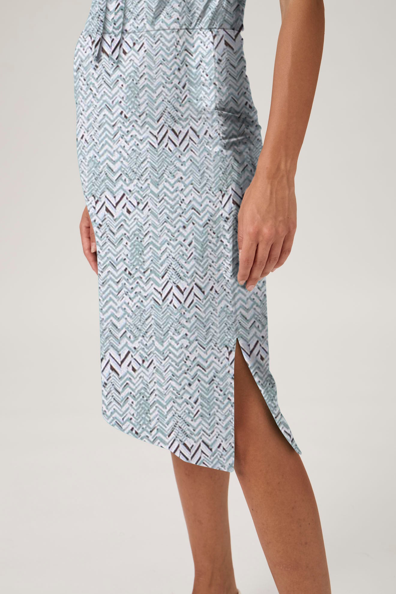 Refined Knee-Length Skirt with Subtle Slit - Print Verde