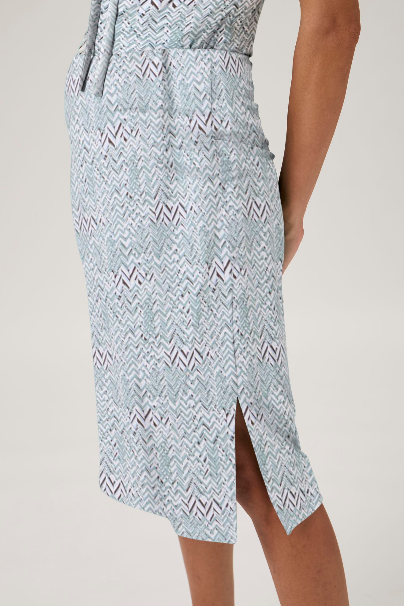 Refined Knee-Length Skirt with Subtle Slit - Print Verde