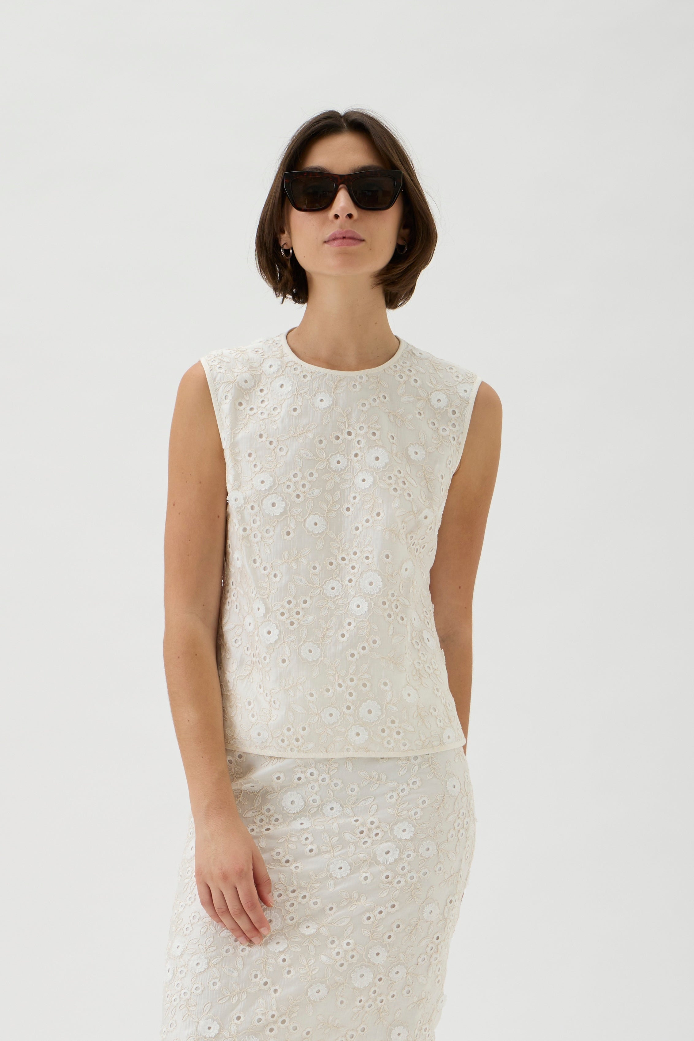 Sleeveless Embroidered Blouse – 2244 Ricamo 2244 Naturale