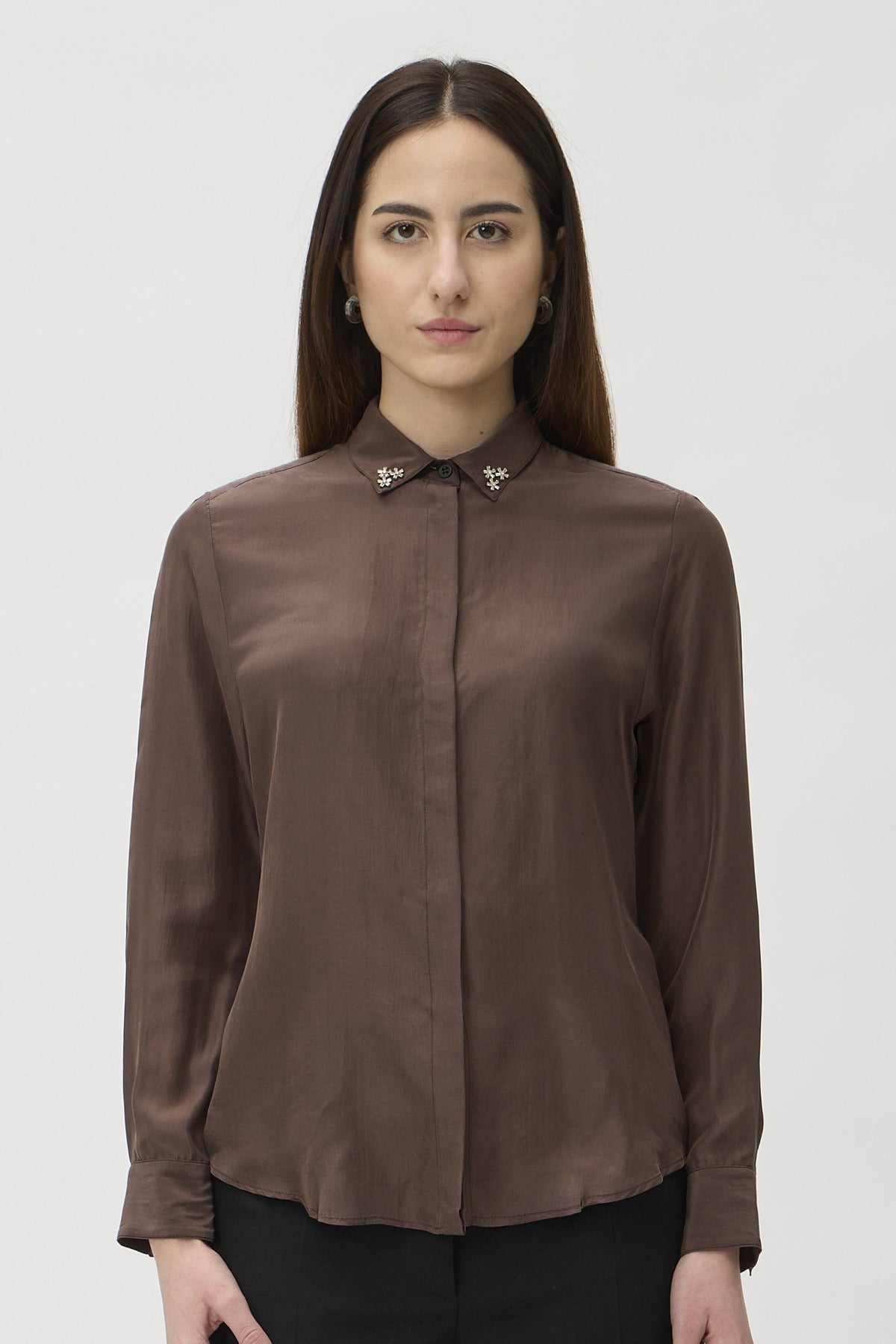 Shirt with Pin on Collar in Seta – 2207P Brown