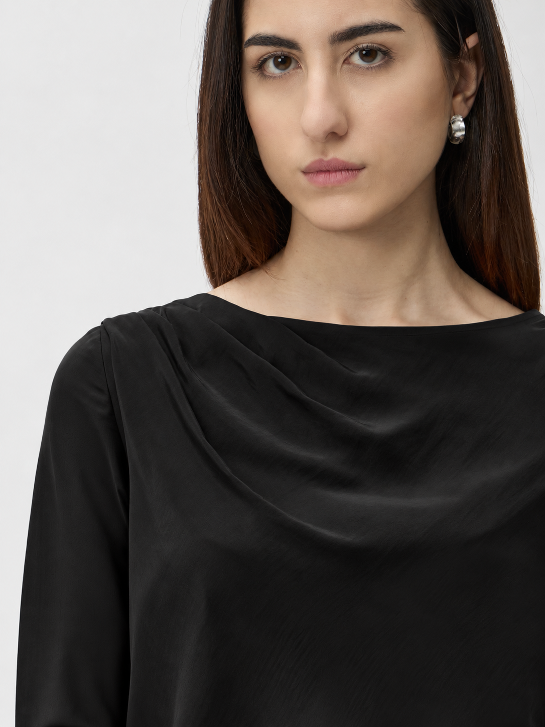 Straight Dress with Pleated Shoulders – Seta 9522 Black