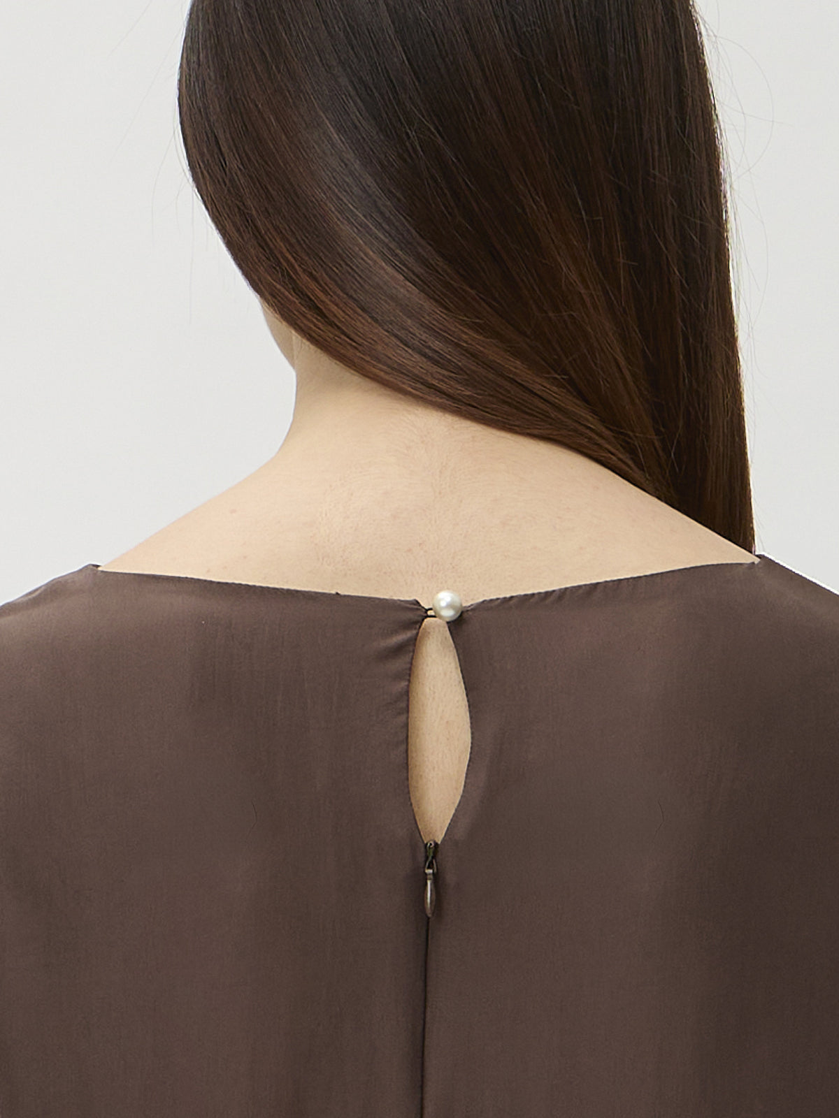 Dress Straight Pleated Shoulder in Seta – 9522 Brown