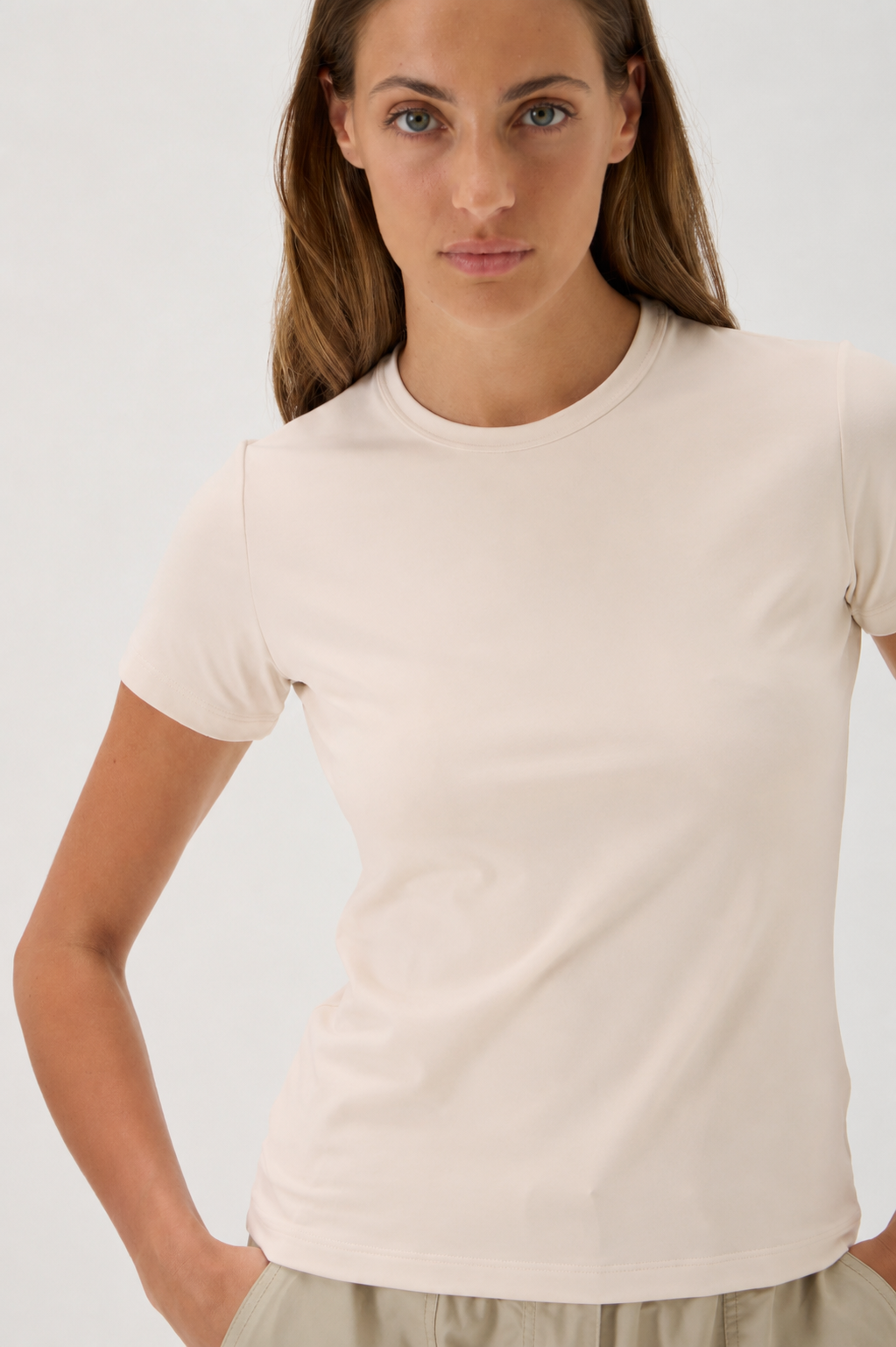 ELISE GUG short-sleeve fitted T-shirt in Nilo Cipria – style 1002, portrait crop view