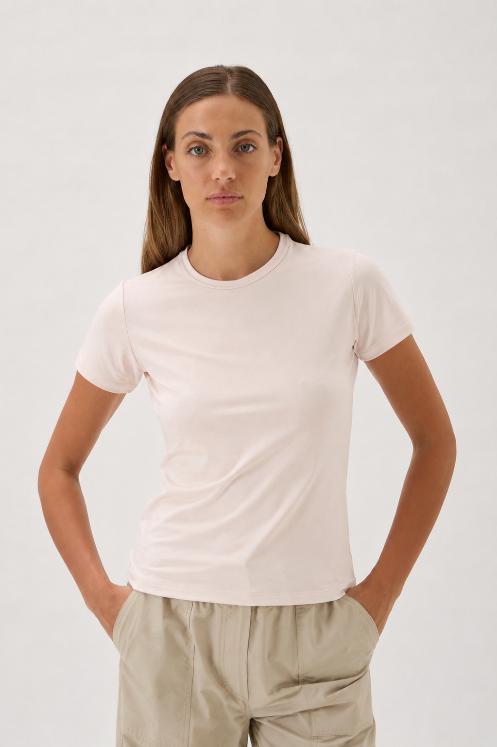 ELISE GUG short-sleeve fitted T-shirt in Nilo Cipria – style 1002, front view hands on hips