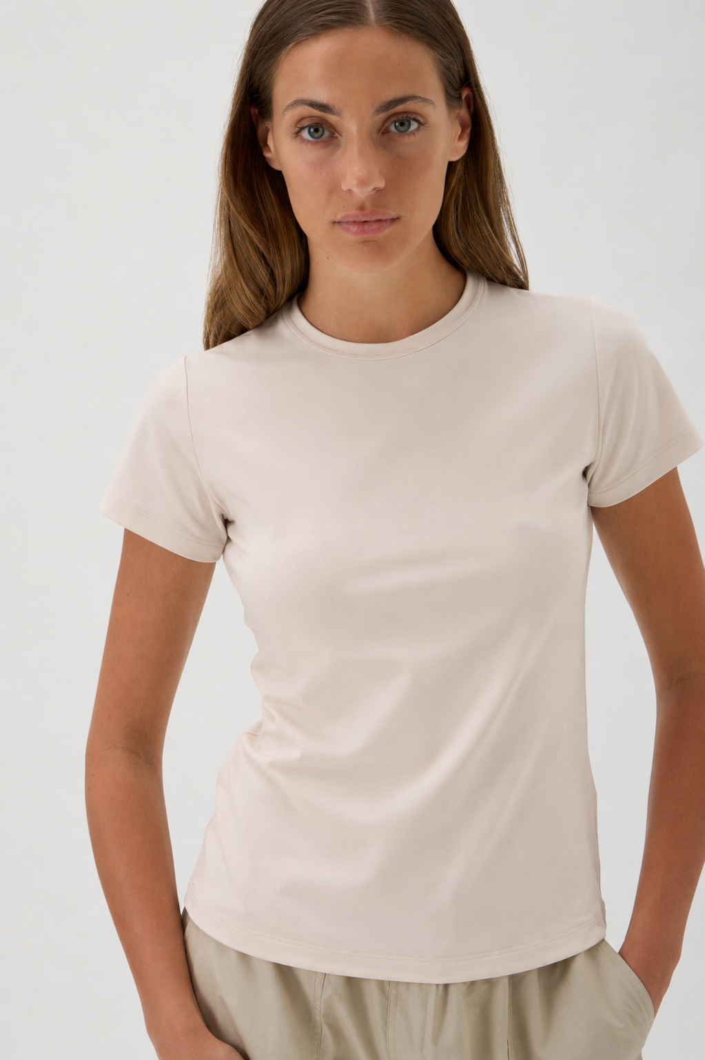 ELISE GUG short-sleeve fitted T-shirt in Nilo Cipria – style 1002, portrait warm tone