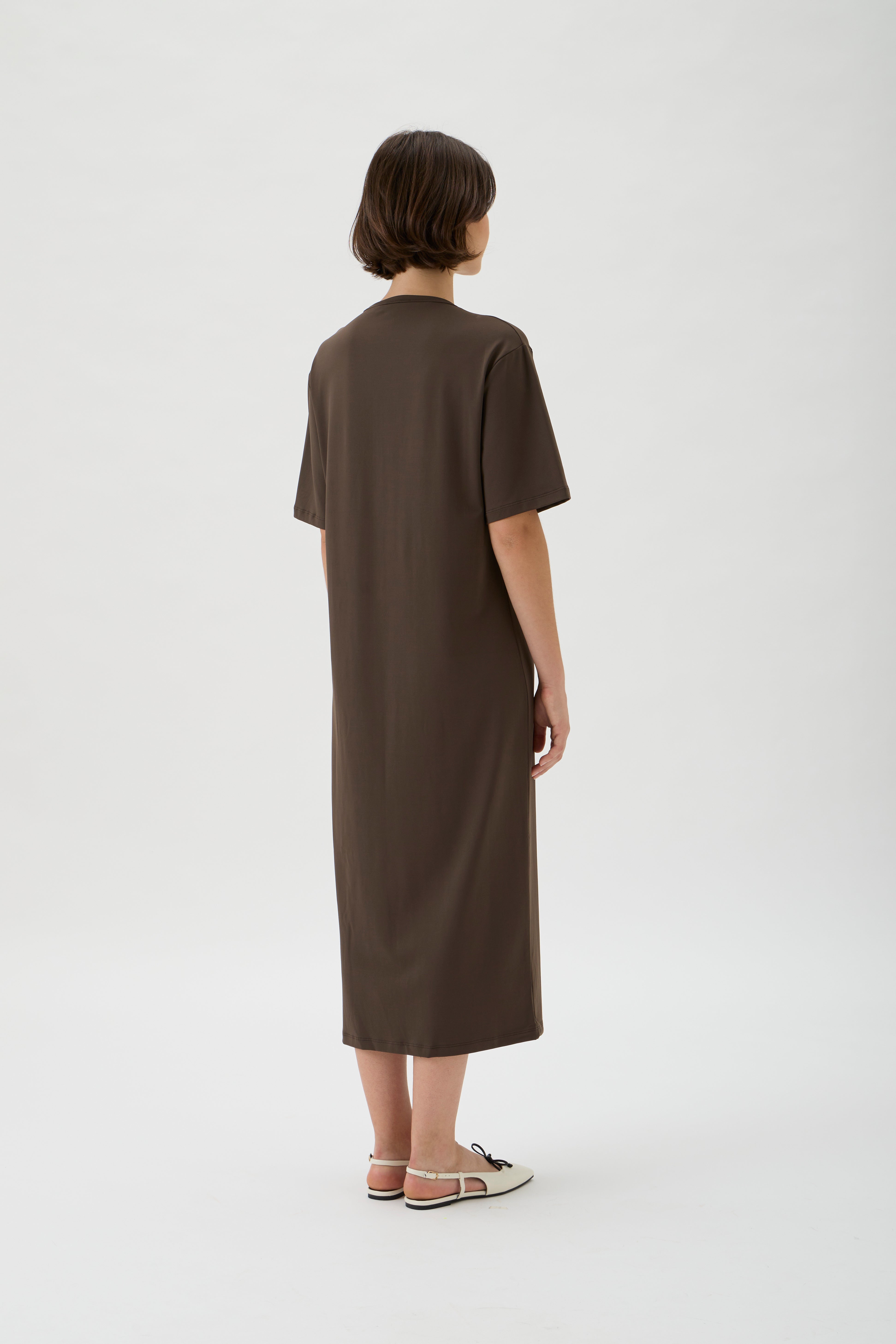 vELISE GUG Nilo Cioccolato T-shirt dress style 9516 – back view